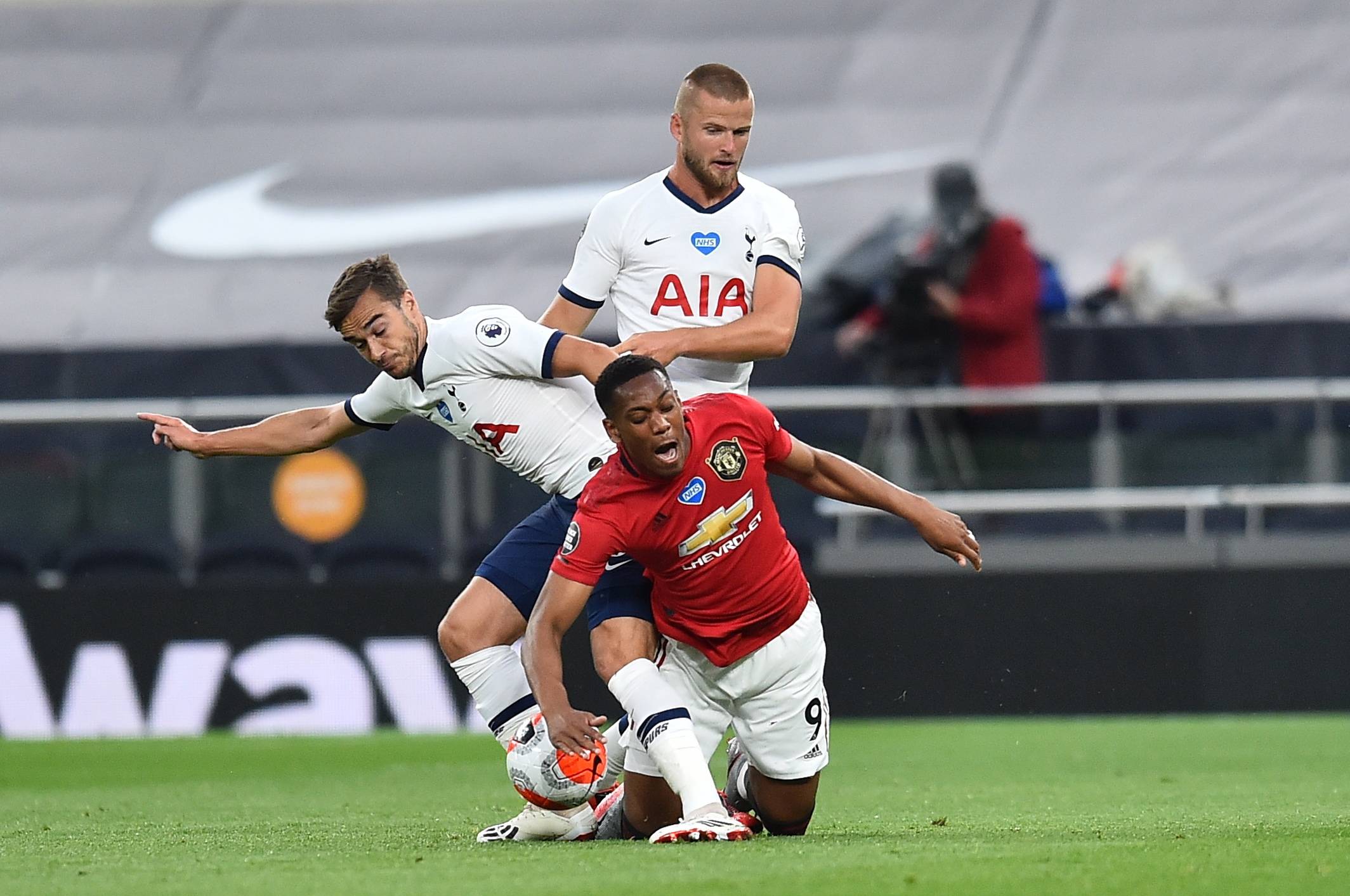 足球意大利名将宣布退役，时代落幕（意大利足坛传奇宣布挂靴，一个时代谢幕）